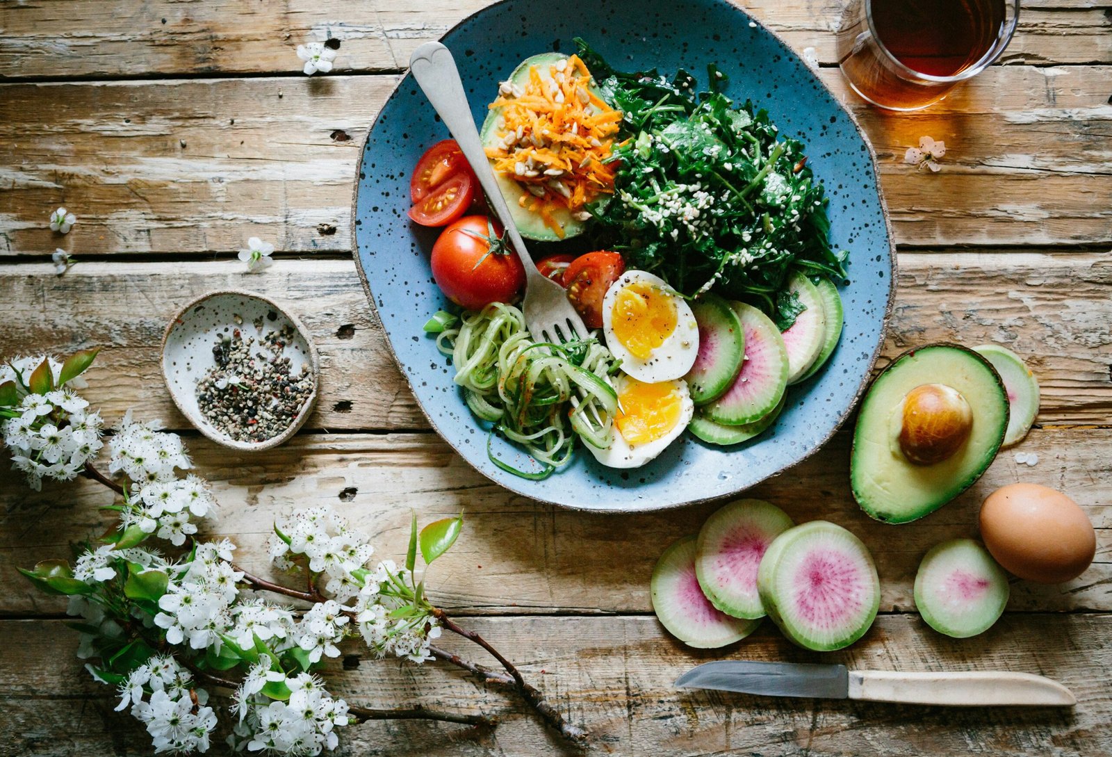 "Illustration of a healthy diet meal plan with a variety of nutritious foods, including fruits, vegetables, lean proteins, and whole grains, arranged on a table."